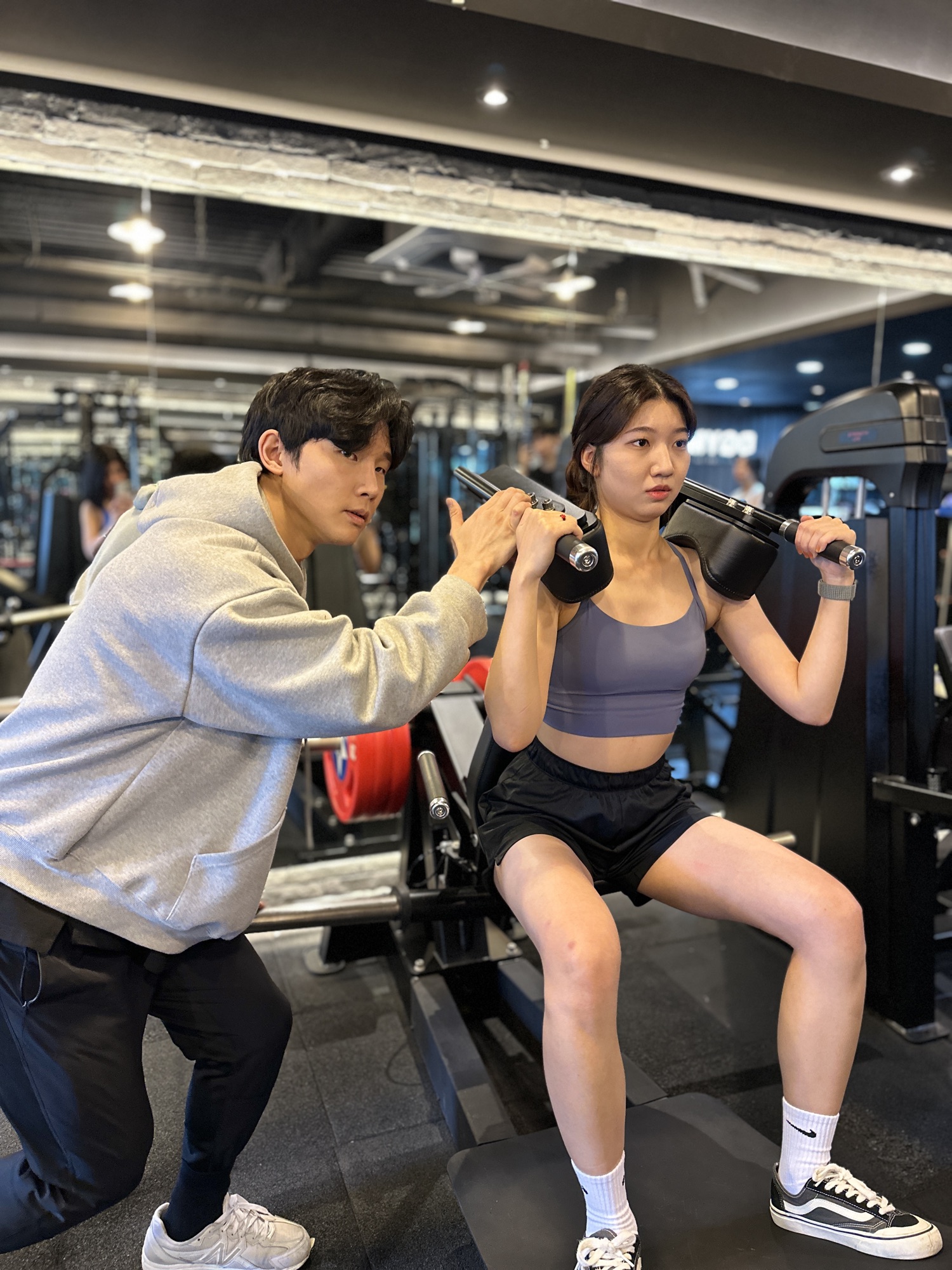 D GYM 1:1 트레이닝 - 스쿼트 머신 보조